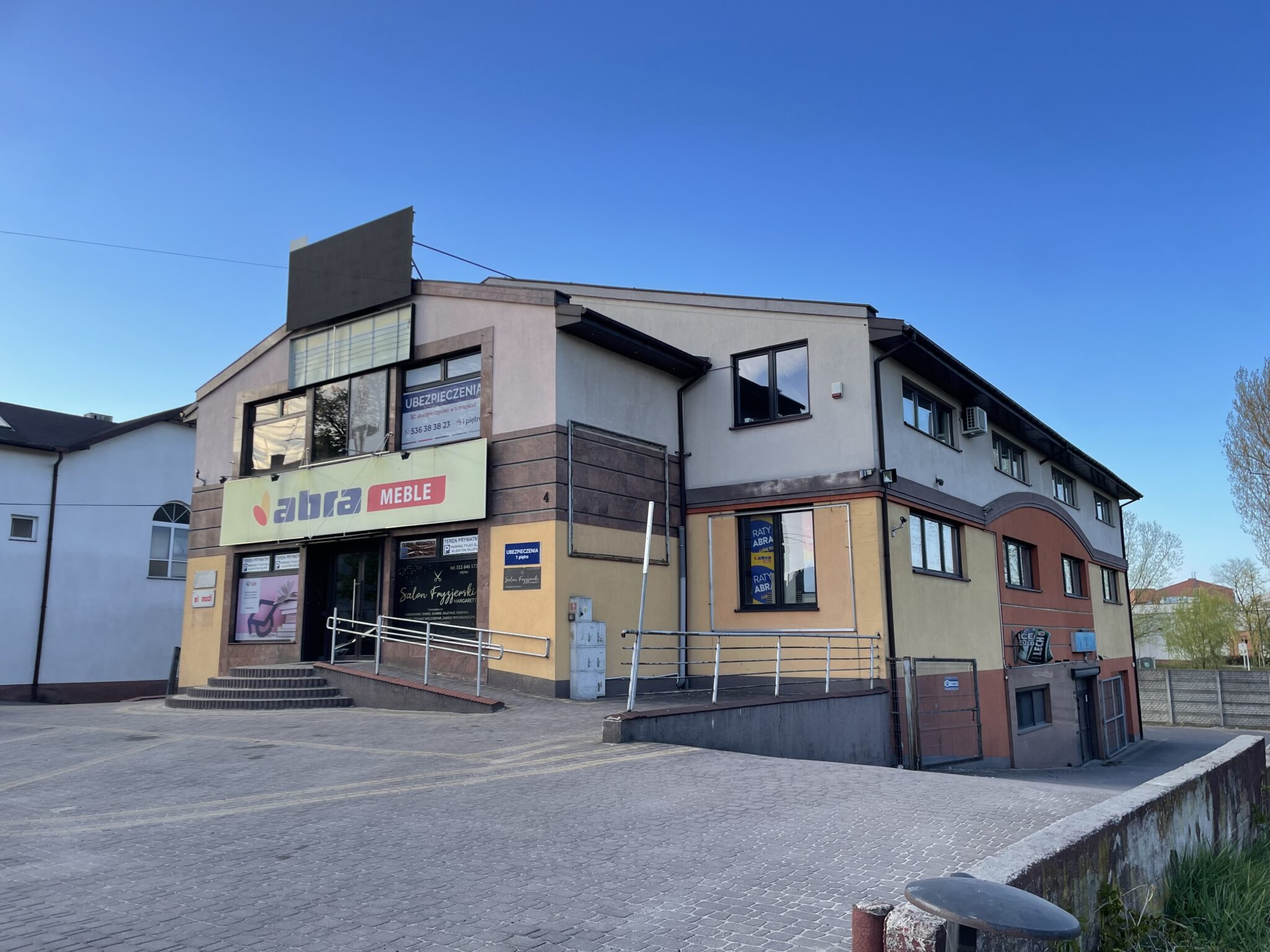 budynek z lokalami